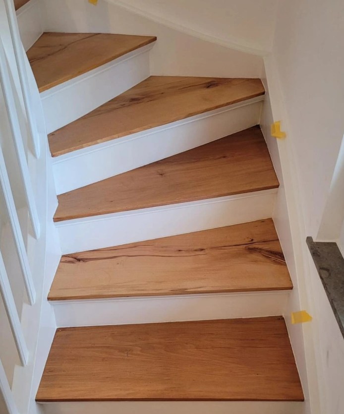 Treppe - Stufen und Gel&auml;nder aufbereitet